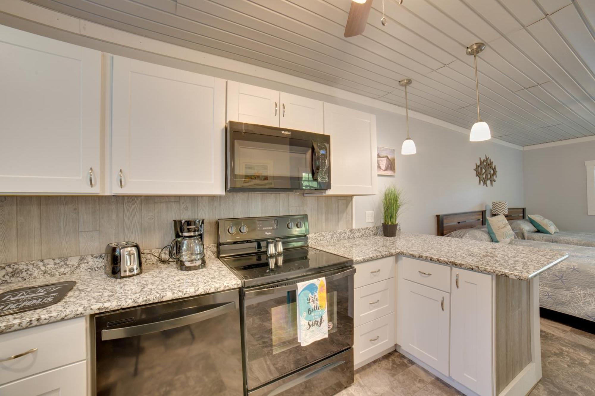 Ocean Isle Beach Studio With Patio - 1 Mi To Pier! Экстерьер фото