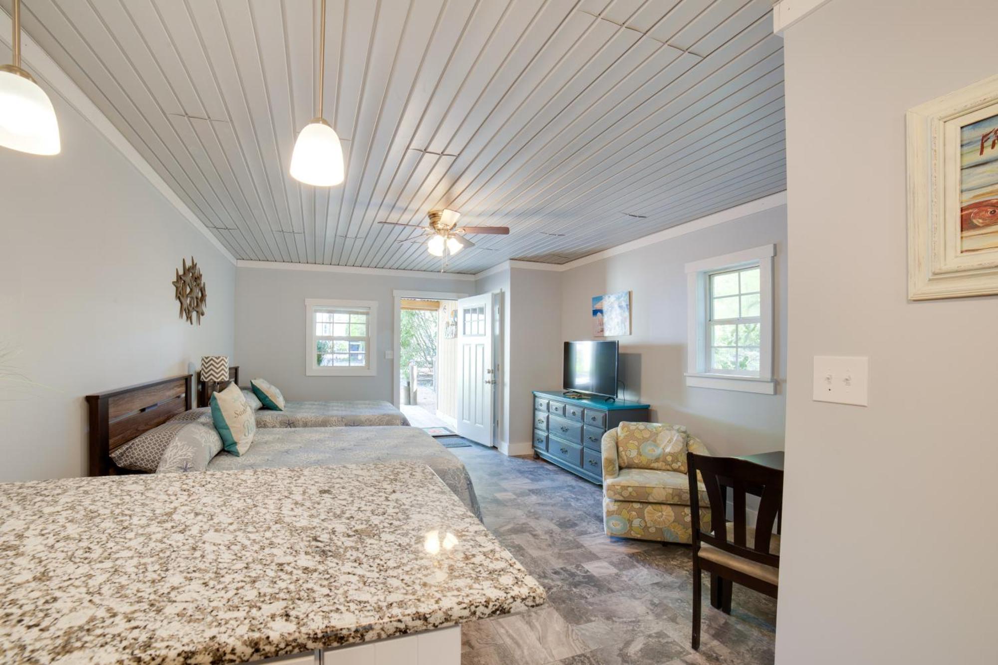 Ocean Isle Beach Studio With Patio - 1 Mi To Pier! Экстерьер фото