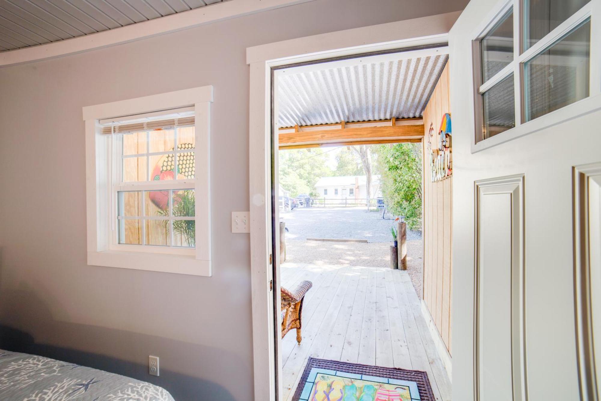 Ocean Isle Beach Studio With Patio - 1 Mi To Pier! Экстерьер фото
